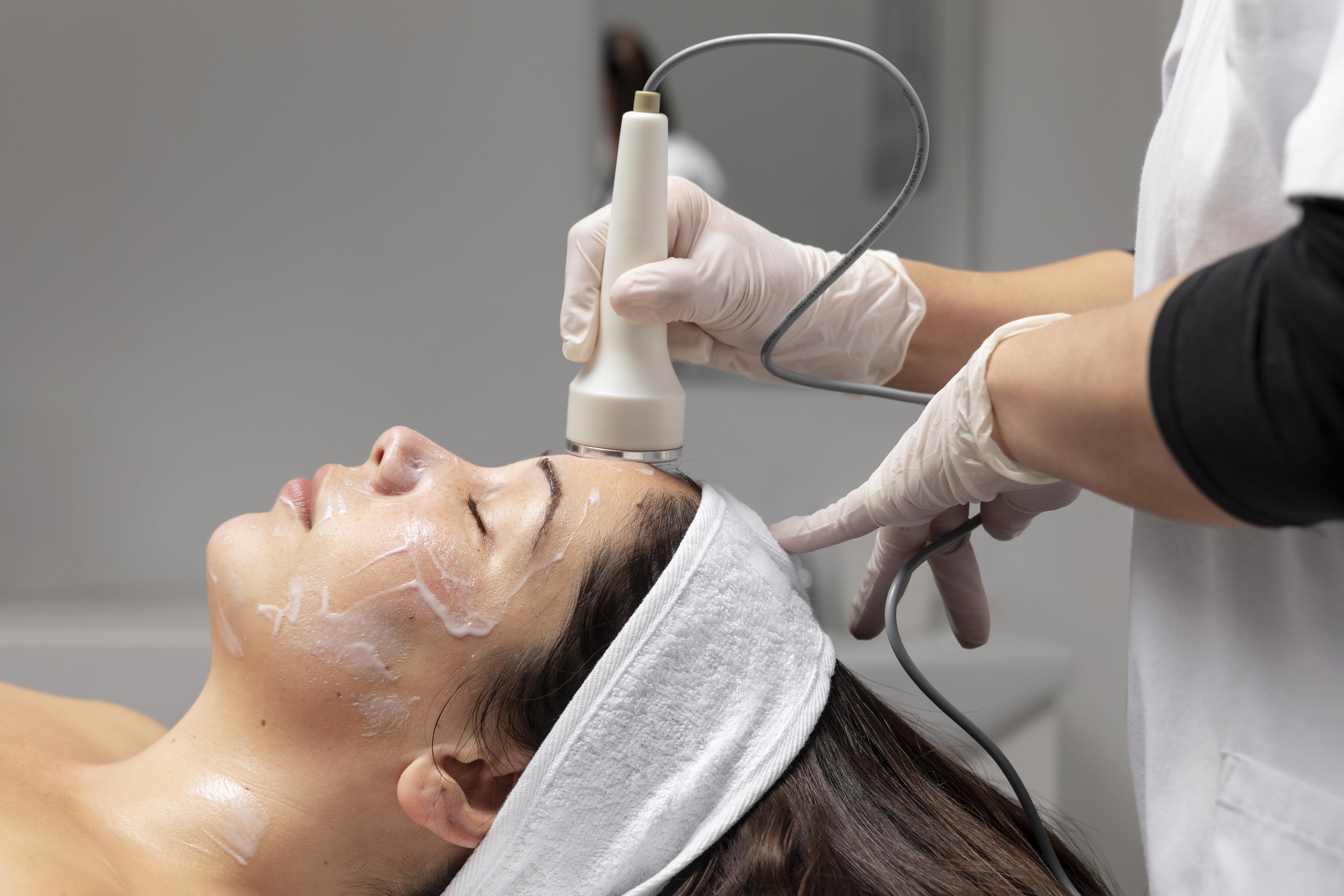 Aquapure hidrafacial uređaj na licu
